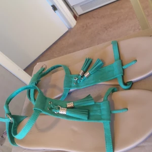 Sandaler H&M - Sandaler från H&M i nyskick. Ev provade men inte använda såvitt jag minns. Stl 41 men små i storleken