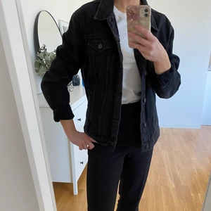 Jeansjacka off black strl L - Fin jeansjacka i strl L. Passar mindre beroende på hur man vill ha den! Jag har egentligen 34/36.