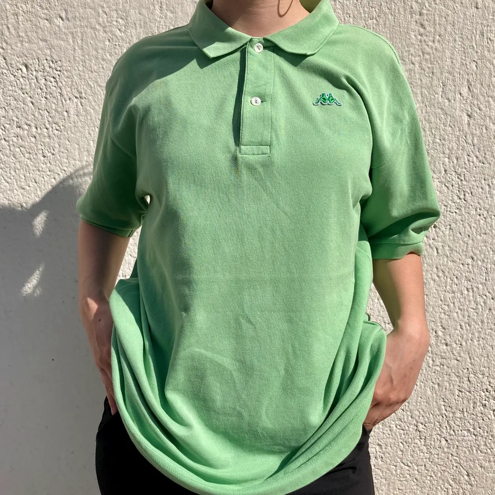 ☘️ Vintage oversized Kappa shirt w collar                     ☘️ Light stain on right sleeve                                          ☘️ Beautiful light green colour w dark green logo. Skjortor.