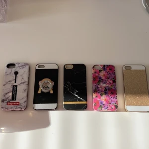 Mobilskal 30kr - hej, jag säljer mina gamla mobilskal till iPhone 5/ gamla SE💗 pris kan diskuteras, kommer kanske sänka priset om det inte är någon som är intresserad💞🙌🏻