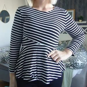 Mint & Berry peplumtopp - Mint & Berry peplumtopp i randigt, svart och vit. Strl S. Aldrig använd, nyskick! Köparen står för frakt, går att skicka billigare men då ej spårbart.