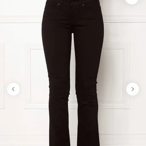 Svarta bootcut - Säljer dessa jeans från Levi’s. Aldrig använda så de är som så gott som nya💓 