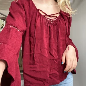 Cool Hollister blus  - Säljer den här jättefina blusen från Hollister då den inte kommer till användning längre. Perfekt skick. Sitter assnyggt! Köparen står för frakten🌸 Skriv för fler bilder