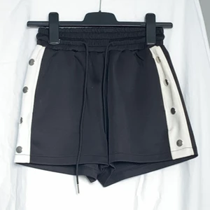 Svarta shorts med knappar - Snygga svarta shorts med knappar köpta från Vero Moda. De har resårband i midjan men även ett vanligt band som man kan knyta. De har dessutom fickor framtill som inte framkommer på bilderna. Köparen står för frakten.💕💕 Sampackar gärna om du köper flera saker:)