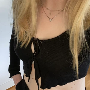 Tröja med knytning - Tröja med knytning, storlek XS/S i färgen svart. Använd fåtal gånger och är i superbra skick. Ordinare pris 199kr❤️ 