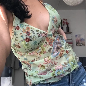 Fin mönstrad topp från secondhand - Säljer den här toppen som aldrig är använd. Köpt den från second hand och den skulle nog passa alla storlekar, så lite unisexformad beroende på hur du vill den ska sitta ❤️