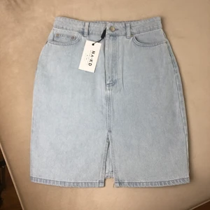 NY Högmidjad kjol  - Högmidjad kjol, aldrig använd med prislappen kvar. Jeans material. Normal i stl! 