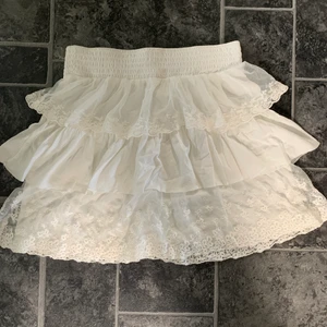 Volang kjol - Säljer igen pga oseriösa köpare! Säljer min söta vita volang kjol, perfekt till sommaren då jag inte är en kjoltjej. Knappt använd utan har bara legat i garderoben, bättre att den får en annan användare 💓 Tar emot swish och köparen står för frakt! Den var väldigt efterfrågad förra gången men börjar som startpris 100 kr! Säljer inte om man inte lagt bud!💓