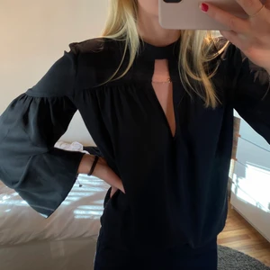 Blus - Jätte fin fest blus från Ivyrevel med en öppning framtill med vida armar 😍