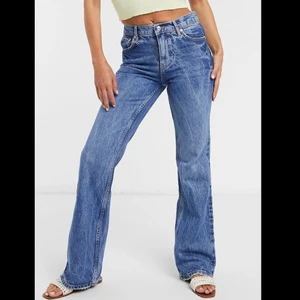Free People Jeans - Världens snyggaste flared jeans som tyvärr är för stora för mig. Endast testade så de är helt i nyskick! Storlek 27 regular. Från märket We The Free by Free People. Nypris 1199kr, säljer för 700kr!