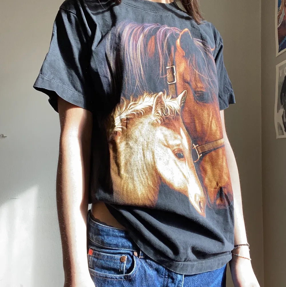 Assnygg vintage T-shirt med hästar på. Samma tryck bak som fram. Köparen står för frakt💕. T-shirts.