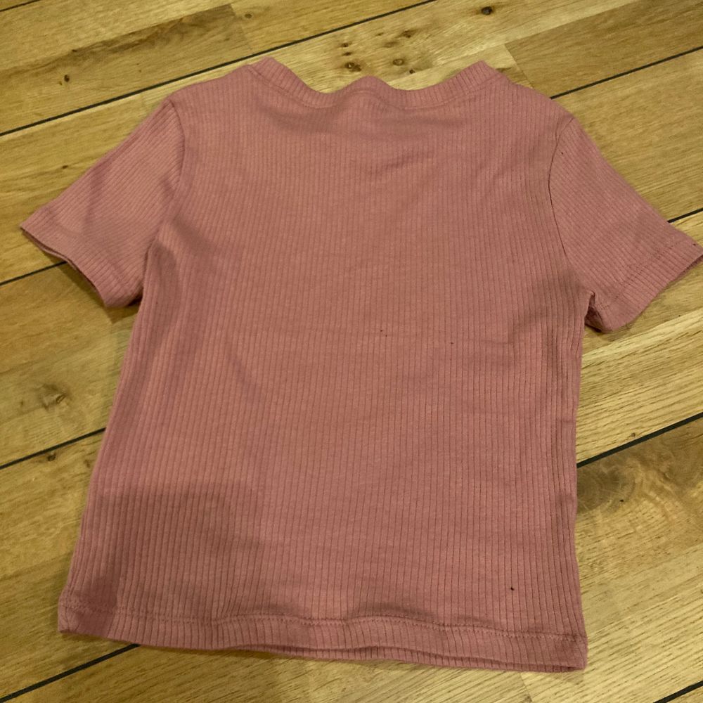 En fin magtröja från HM i storleken XS som är puderrosa. Har nästan aldrig använt den så den är i fint skick 🥂🧡😍. T-shirts.