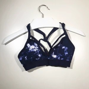 Sport bh - Sport BH oanvänd!! Den va för liten för mig. Köparen står för frakt 📩 3 för 120kr på min profil just nu 🌟🌟