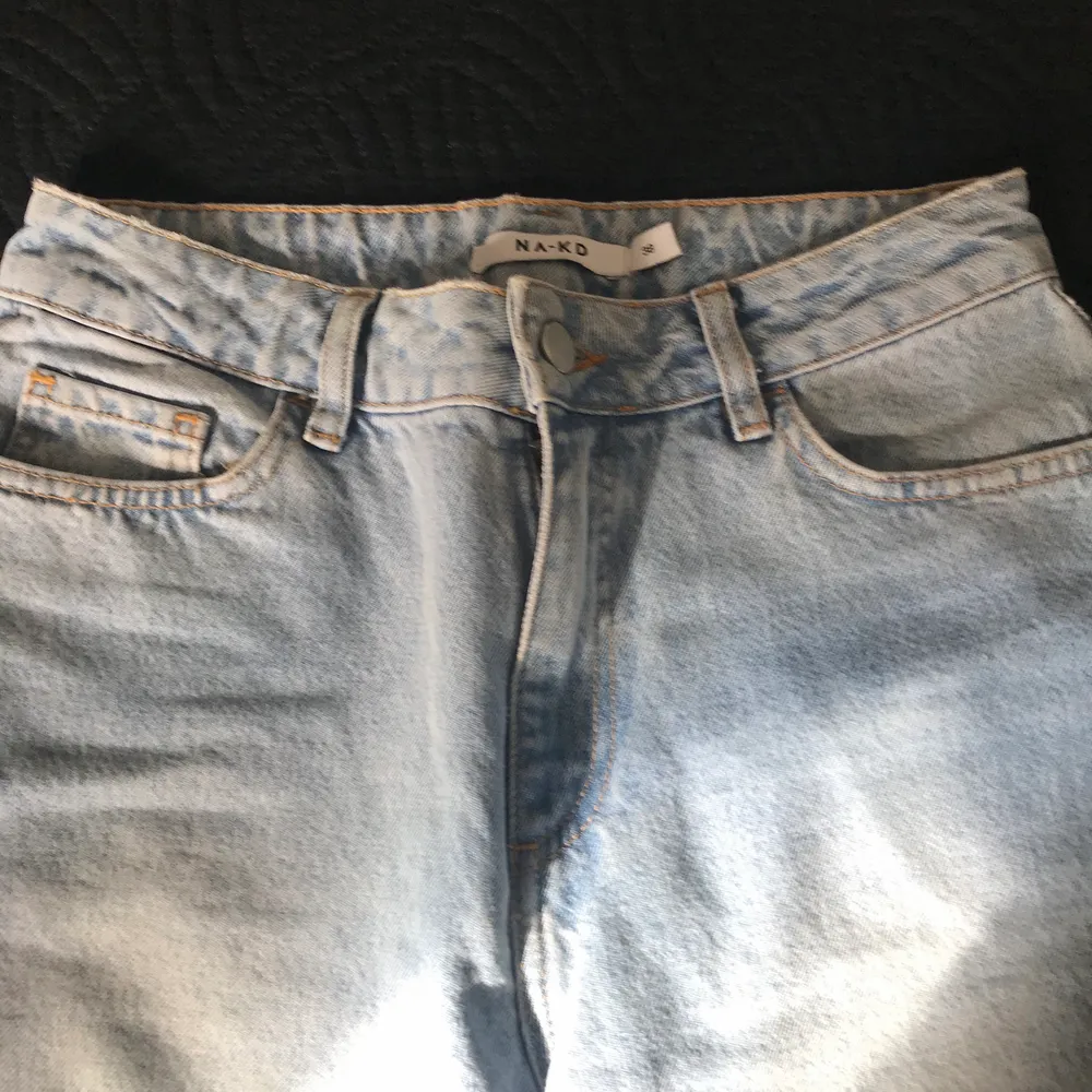 Super snygga jeans från NAKD, sitter perfekt längst med midjan. Ett par enkla vardagliga jeans 👖 . Jeans & Byxor.