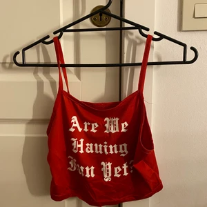 Rött kort linne - Rött kort linne med text ”are we halvung fun yet”.  sparsamt använd och passar storlek XS. 