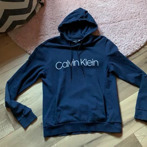 Jättefin Blå Calvin klein logo tröja hoodie M känguruficka luvtröja  - Mycket fint skick. Storlek Medium. Samfraktar!