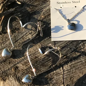 Halsband + Örhängen  - Super gulligt Halsband och super söta Örhängen som passa ihop. Allt är helt nytt och aldrig använt.