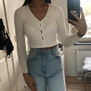 Vit kofta/topp 🤍 - En jättegullig topp som kan användas som en kofta, superfin över en klänning. Det är ett litet hål på tröjan men den syns knappt & kan sys över för hand om man kan sånt, kan tyvärr inte sy. Frakt ingår i priset 😅🤍