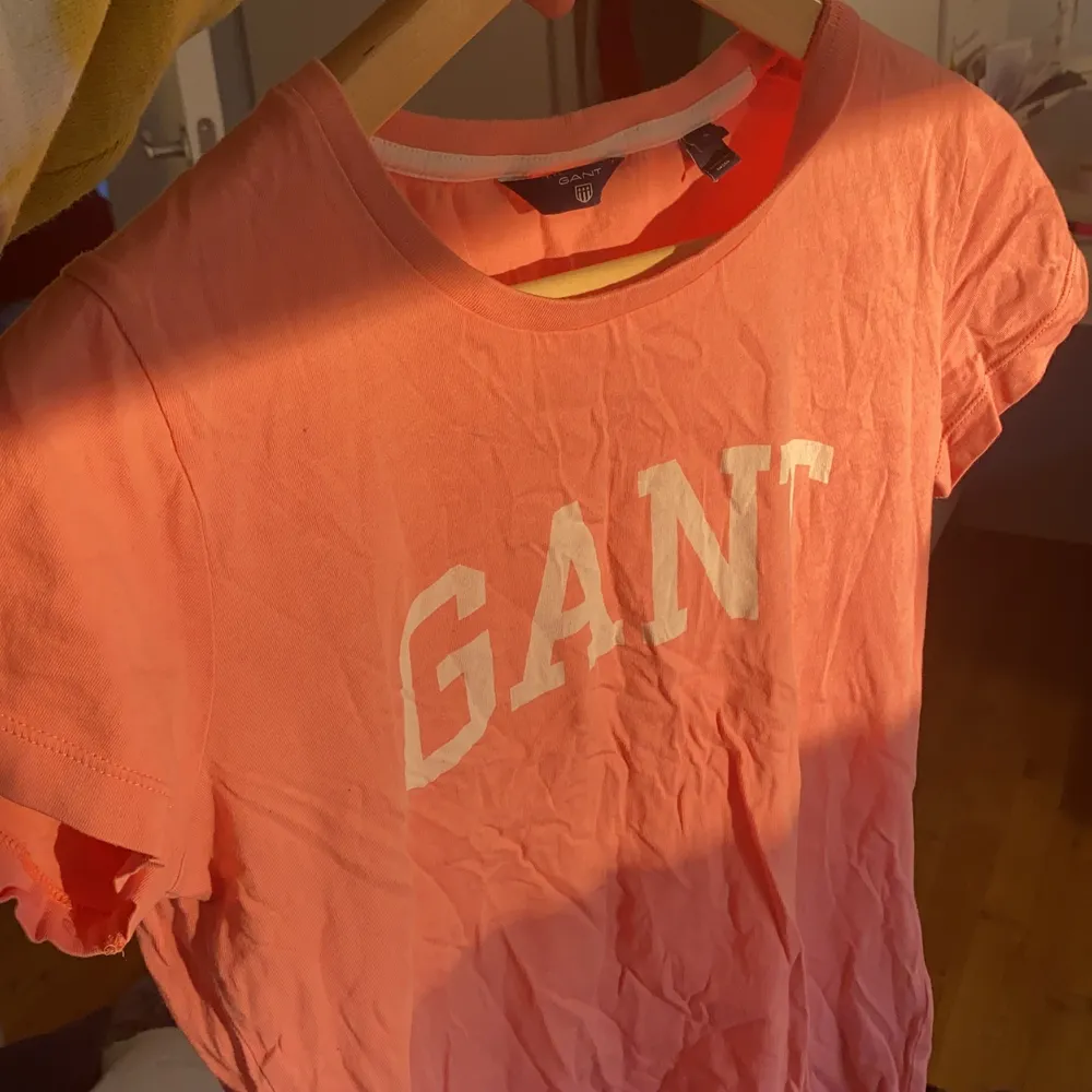 Rosa t-shirt från Gant. Använd några nånger men är i fint skick. (Pris kan diskuteras) Skicka medelande vid intresse/frågor💖. T-shirts.