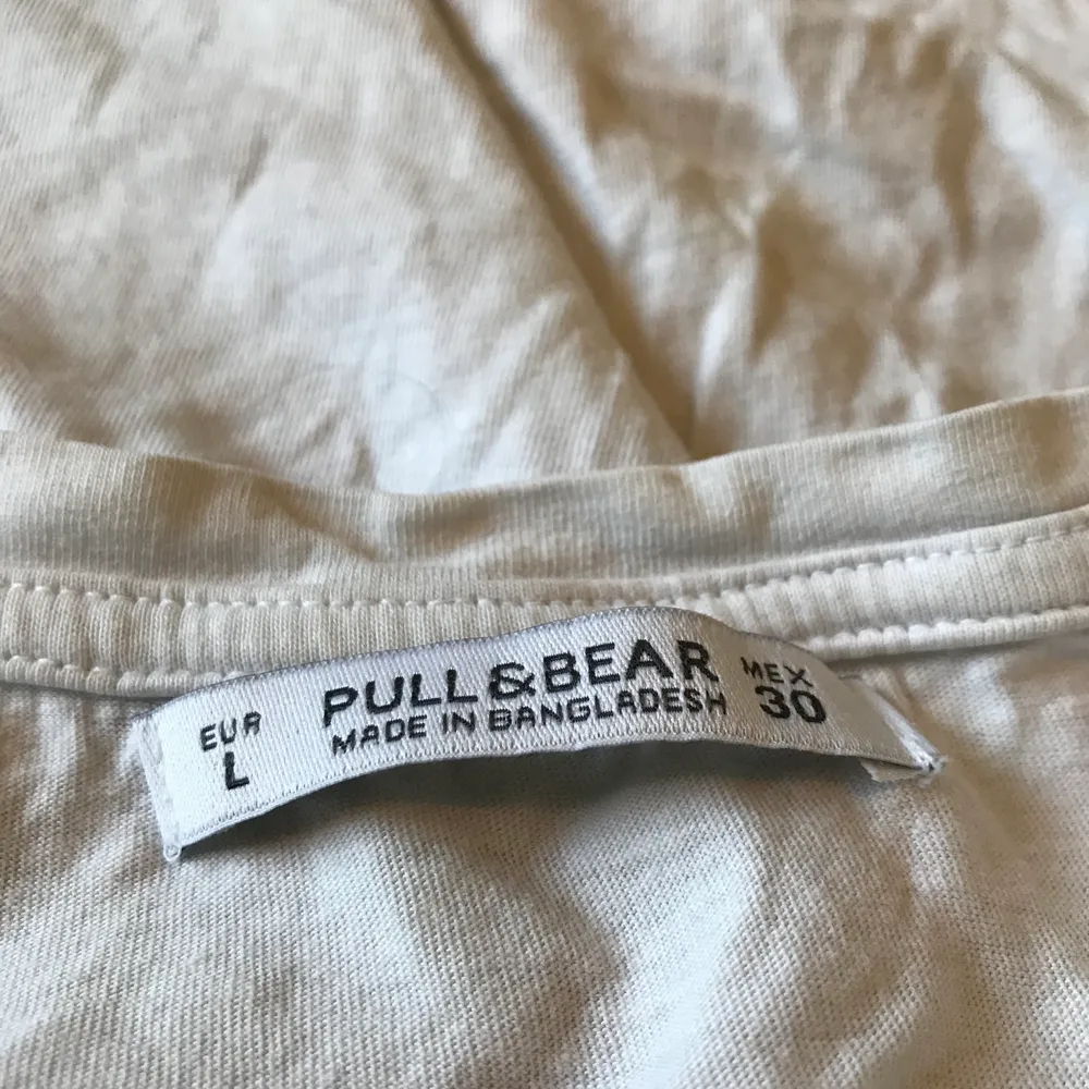 Fin kort t-shirt med tryck. Från pull&bear. Den är väldigt snygg till korta kjolar eller high waiste jeans :) storleken är L men passar bra på mig som är M/S. Skjortor.