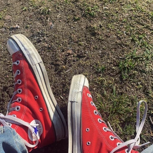 Converse - säljer mina fina röda converse❤️❤️ buda i kommentarerna! Bud: 310 🥰
