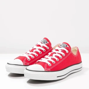 Röda converse  - Superfina röda converse, köpta så jag skulle växa i dom men har nu vuxit förbi :( därav har dom legat i flyttkartong några år. Men dom är i bra skick och superfina nu till våren😍😍