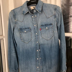Jeansskjorta  - Jeansskjorta från Levis. Använd men inga synliga skador. Storlek small