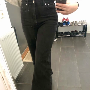 WEEKDAY Ace High Wide Jeans - Säljer dessa populära jeansen då de är för små för mig och inte kommit till användning. Jeansen är i storlek W27 L30 vilket motsvarar storlek 36/38. Dom är aldrig använda och säljer dom därför i nyskick. Väldigt snygg passform!