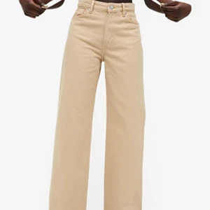 Monki YOKO jeans beige - Säljer dessa superfina beigea jeans i str 26! Använda ett fåtal gånger men säljer pga att de har blivit för små tyvärr :/