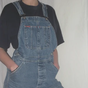 Hängslebyxor - Ett par sjukt sköna, knappt använda hängselbyxor i mycket bra skick. Passar mindre storlekar, för referens är jag själv 166cm och har st. xs/s. Köparen står för frakten!🌹 /Alva