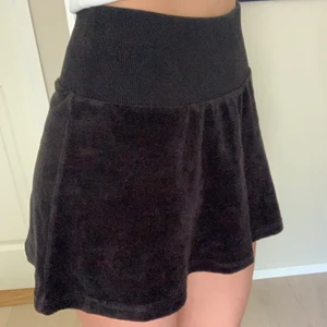 Kjol i plysch - Svart plysch kjol i kort modell. Storlek 146/152 men jag är en S och den passar mig perfekt. Lite juicy couture inspirerad enligt mig. Så ball✌🏼
