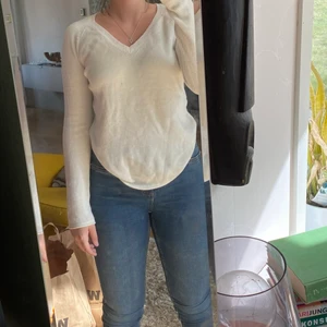 Stickad - Stickad vit tröja från Vero Moda. Sticks inte utan är väldig skön mot huden. Kan mötas upp i Mjölby, annars står köparen för frakt🤎