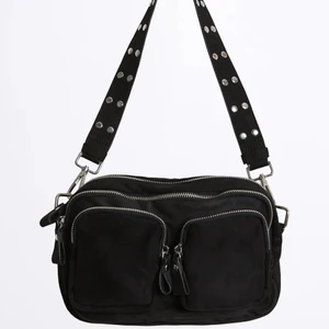 Väska  - Säljer denna snygga väskan då den inte längre kommer till användning. Skriv för fler bilder. Köparens står för frakten 💕💕