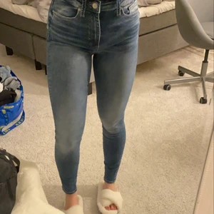 Jeans - Jeans från veromoda i storlek S. De är jättefina och har en jättefin färg. Aldrig kommit till användning tyvärr