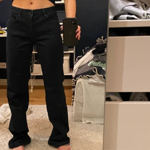 Långa jeans  - Säljer ett par sååå fina jeans⭐️Dom är långa men funkar absolut att sy upp vid behov! Storlek 30 35 och skulle säga att det motsvarar XS-M i midjan men som sagt väldigt långa❤️ Färgen är väldigt mörkblå