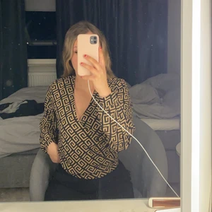 blus - En jättefin blus från newyorker i häftigt mönster. 