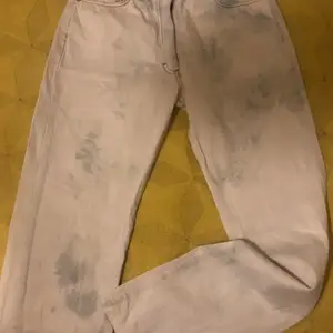 Ursnygga vita Jeans av ett italiensk märke Sweep storlek 38 men jag skulle nog säga att de är mer av en 36a. Så snygga sömmar! Vintage i fint skick❣️