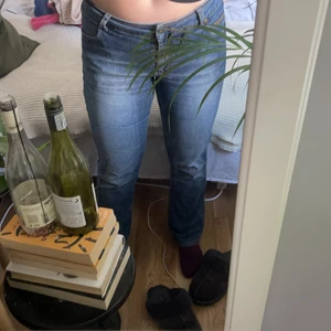 Lågmidjade jeans - bootcut ish jeans från Clara, i strl 38! sparsamt använda och i ett bra skick