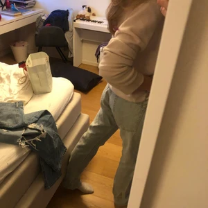 TRENDIGA ACNE JEANS - Skit snygga och trendiga ACNE jeans i storlek 31/34!!!! Köpte för flera år sen för 3600 kronor men säljer för 500 inklusive frakt! Passar M och S
