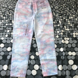 Litebaggy jeans i strl S - Vill sälja dessa sjukt fina jeans pga att de inte passa mig☺️ De är i strl S men kan även passa ngn med S/M💞 De sitter lite baggy🥰 Har aldrig använt de bara testat en gång💕