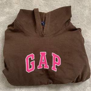 Gap hoodie köpt second hand💓 storlek xl men sitter oversized på mig som brukar ha xs/s. Mer som en s/m!