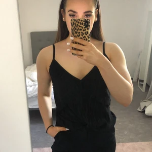 Linne - Svart ribbat linne med volanger. Från Zara Storlek S