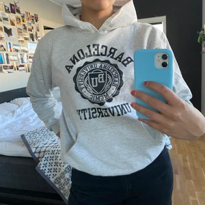 hoodie - fräsch hoodie med tryck och text. tunt material, perfekt på sommaren. strl S.