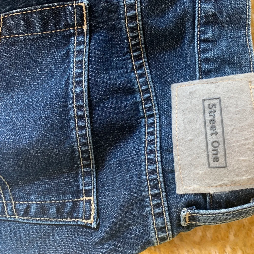 Snygga jeans från street one! Är raka/vida och en jättefin färg! Säljer pga för stora! Långa och midwaist-low! . Jeans & Byxor.