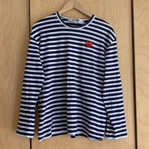 Cdg play tröja - Storlek Xl passar M-L, bra skick, tar emot offer och frågor!