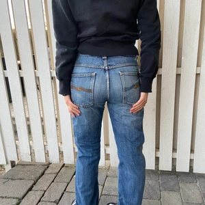 Nudie, slitna jeans !!! - Snygga slitna secondhand jeans som inte kommer till användning längre. Saknar storlek men sitter bra på mig som har W27 och L32(dessa är dock snarare L33)😍😍🤞 Observera bild 3, på höger bakficka saknas det lite tråd... Du står för den spårbara frakten på 66kr 