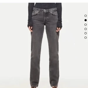 Grå zara jeans - Säljer de populära grå zara jeansen, har ett par i 36 och ett par i 38! Buda eller köp direkt för 600kr (ett par)! Startbidrag 350kr 36 SÅLD