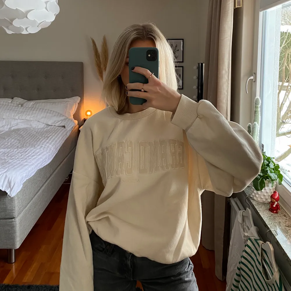 Beige sweatshirt från Gina Tricot! Den är i storlek L men är rätt liten i storleken, jag på bilden har vanligtvis XS/S. Tröjor & Koftor.