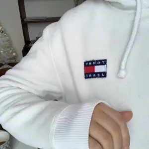 Super mysig Tommy Hilfiger hoodie i fleece material. Säljes pga att den ej kommer till användning, strl XS 250kr INKLUSIVE frakt  🤍 (nypris 1000kr)
