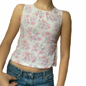 blommigt linne - blommigt baby linne/blus som passar xs💕💕 aldrig använd, dragkedja finns på sidan